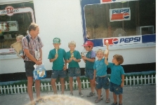 Janusz Krupski z synami: Łukaszem, Piotrem, Pawłem, Tomaszem i Jankiem oraz c&oacute;rką Marysią (w nosidełku)