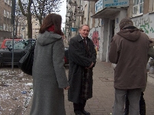 Janusz Krupski na ulicy Skłodowskiej podczas nagrania dla Ośrodka „Brama Grodzka – Teatr NN”, na zdjęciu także pracownicy Ośrodka