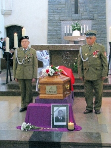 Kombatanci pełniący wartę przy trumnie Janusza Krupskiego podczas mszy żałobnej w kościele św. Marcina w Warszawie