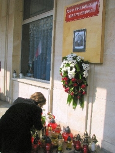 Kwiaty i znicze złożone po śmierci Janusza Krupskiego przed budynkiem Urzędu do Spraw Kombatantów i Osób Represjonowanych
