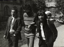 Janusz Krupski, Wojciech Samoliński i Jan Andrzej Stepek (z c&oacute;reczką Karoliną) na dziedzińcu KUL