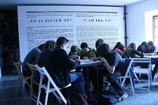 Młodzież z Gimnazjum im. Kr&oacute;lowej Jadwigi w trakcie warsztat&oacute;w