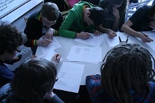 Młodzież z Gimnazjum im. Królowej Jadwigi w trakcie "Listów do Henia"