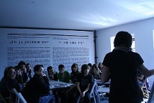 Młodzież szkolna pisze listy do Henia