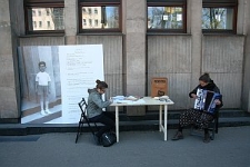 "Listy do Henia" 2011 - akcja na Krakowskim Przedmieściu 64