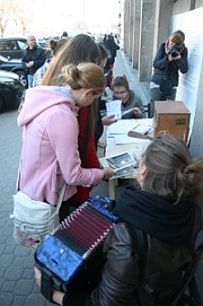 Młodzież wrzuca listy do Henia