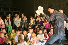 Zaczarowany Lublin 2011 - dzieci z przedszkola nr 26 w Lublinie podczas przedstawienia towarzyszącego warsztatom prowadzonym przez J. Kaczmarka