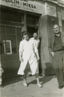 Wanda Bochra i Czesław Bochra przed swoim sklepem wędliniarskim przy ulicy Kalinowszczyzna 58 w Lublinie