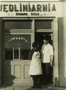 Wanda Rząd i Czesław Bochra przed sklepem wędliniarskim przy ulicy Kalinowszczyzna 58 w Lublinie