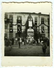 Kamienica przy ulicy Kalinowszczyzna 58 w Lublinie podczas uroczystości Bożego Ciała