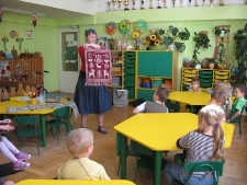 Zaczarowany Lublin - Pani Ewa Grochowska podczas warsztat&oacute;w plastycznych