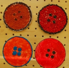 Guziki Hoppolki, kt&oacute;re zrobiły dzieci podczas zajęć integracyjnych