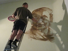 W trakcie pracy nad muralem Julii Hartwig