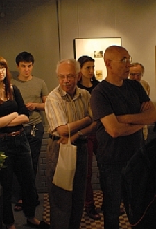 Piotr Matywiecki w trakcie wystawy "Czas odnaleziony - Album ze zdjęciami J&oacute;zefa Czechowicza"