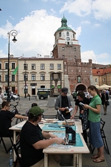 St&oacute;ł poezji przy Ratuszu miejskim