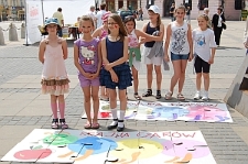 Śniadanie z Alicją w Krainie Czar&oacute;w - najmłodsi na deptaku