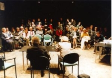 Publiczność na promocji książki pt. "Wypędzeni ze wschodu. Wspomnienia Polak&oacute;w i Niemc&oacute;w"