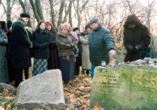 Uczestnicy seminarium zwiedzający Stary Cmentarz Żydowski