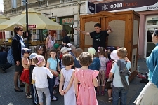 Dzieci przy Szafie Poezji