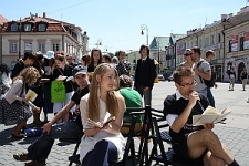 Czytanie poezji na lubelskim deptaku