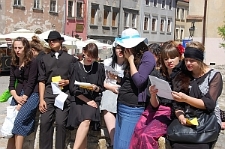 "Zaczarowany świat starych kamieni". Kolorowy korow&oacute;d uczni&oacute;w z VIII LO im. Z. Nałkowskiej