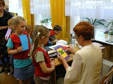 Dzieci w trakcie warsztatów z poetką