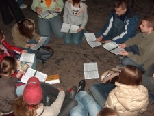 Uczniowie w trakcie pracy na warsztatach "Historia Żywa"
