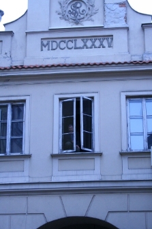 Marcin Świetlicki w oknie Ośrodka "Brama Grodzka - Teatr NN"