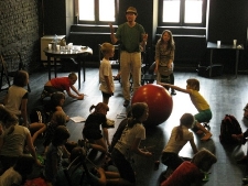 Zaczarowany Lublin 2011 - młodzi opowiadacze w czasie warsztat&oacute;w z J. Kaczmarkiem