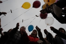Puszczanie balonów podczas 108. urodzin Józefa Czechowicza