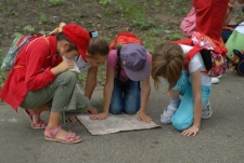 Dzieci podczas gry miejskiej