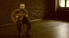 Maciej Samolej śpiewa piosenkę swojego autorstwa pt. "Apel cieni"