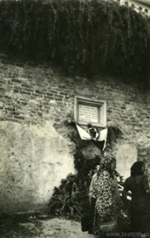 Lublin 1944, tablica poświęcona pamięci zamordowanych w więzieniu na Zamku i Majdanku, umieszczona w murze oporowym Wzg&oacute;rza Zamkowego