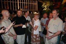 Jan Magierski przed otwarciem wystawy fotografii Stanisława Magierskiego