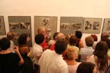 Publiczność na wystawie fotografii Stanisława Magierskiego