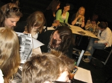 Uczestnicy warsztatu "Stefan Kiełsznia - dokumentalista Lublina" zapoznający się z materiałami dotyczącymi tw&oacute;rczości Stefana Kiełszni