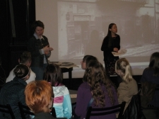 Uczestnicy warsztatu "Stefan Kiełsznia - dokumentalista Lublina" słuchający Joanny Zętar