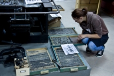 Uczestniczka warsztatu typograficznego podczas dobierania czcionek do składu afisza