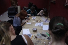 Uczestnicy warsztatu typograficznego podczas wycinania ornamentów w linorycie