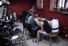 Uczestnicy warsztatu typograficznego pracujący w grupach