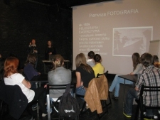 Uczestnicy spotkania pt. "Stefan Kiełsznia - dokumentalista Lublina" zapoznający się z historią fotografii