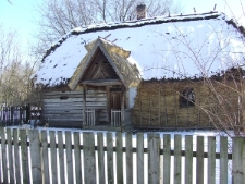 Muzeum Wsi Lubelskiej - chałupa z Żabna zimą