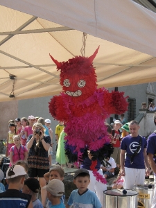 Piniata w kształcie czarta na Festiwalu "Zaczarowany Lublin"