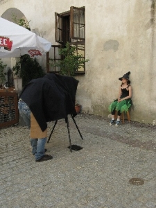 Wykonywanie fotografii laureatce konkursu na najlepsze przebranie do korowodu na Festiwalu "Zaczarowany Lublin"