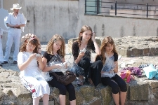 Uczestnicy akcji plastycznej na Placu po Farze podczas Festiwalu "Zaczarowany Lublin"