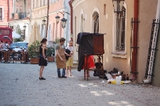 Przygotowanie do fotografowania laureat&oacute;w konkursu na najciekawsze przebranie do korowodu podczas Festiwalu "Zaczarowany Lublin"