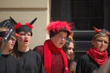 "Historia prawdziwa o cudownym nawr&oacute;ceniu diabła Rokity" w wykonaniu grupy teatralnej "Piorunochron" z Zespołu Szk&oacute;ł w Kalin&oacute;wce podczas Festiwalu "Zaczarowany Lublin"