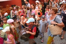 Korow&oacute;d na ul. Grodzkiej podczas Festiwalu "Zaczarowany Lublin"