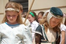 Stroje dzieci z koła teatralnego ze SP nr 24 w Lublinie na Festiwalu "Zaczarowany Lublin"