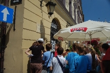 Grupa dzieci podczas rozwiązywania zadań w ramach gry miejskiej przeprowadzonej na Festiwalu "Zaczarowany Lublin"